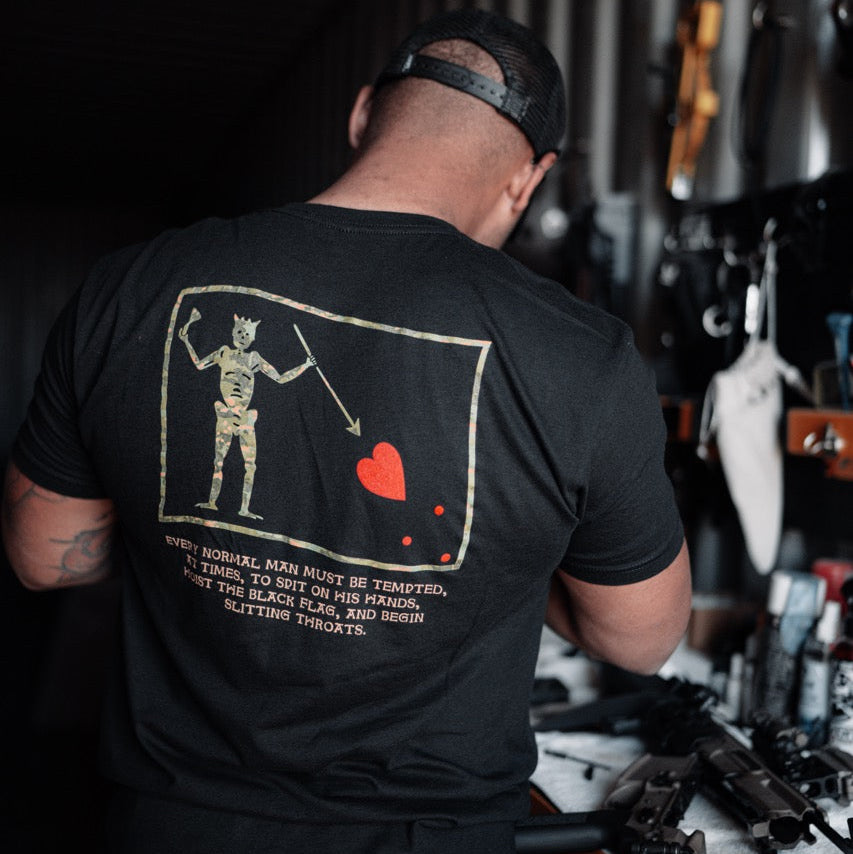 Streetwear Brand Shirts - Футболка Hoist The Black Flag Savage